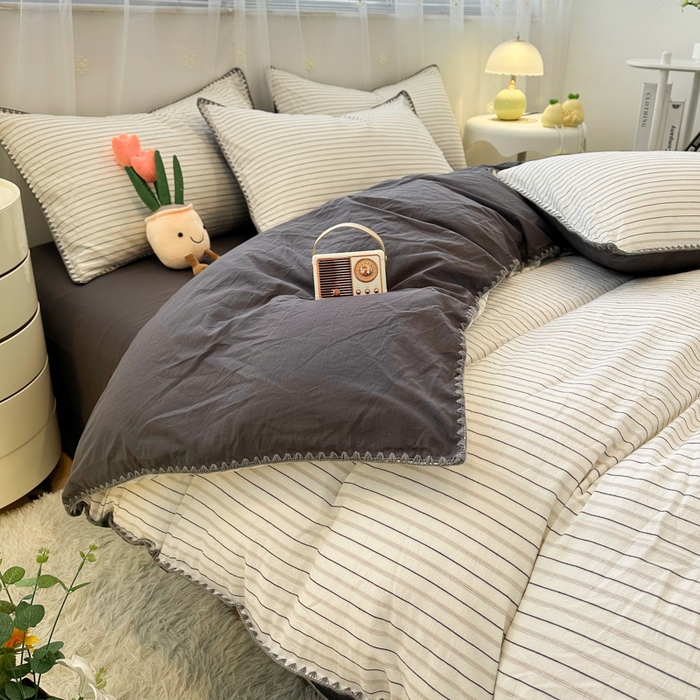 91家纺网 家纺一手货源 找家纺 简宜家居（朝初家纺） 2025新款色织小提花三角针款四件套 三角针黑灰条