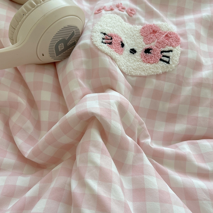 91家纺网 家纺一手货源 找家纺 桃心家居 2025新款A类亲肤舒适软糯云柔水洗棉奶油格子撞色毛巾绣猫咪蝴蝶结水洗棉系列四件套 云柔水洗棉-蝴蝶结猫咪粉蓝