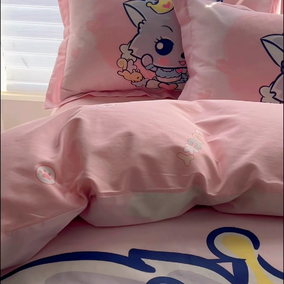 91家纺网 家纺一手货源 找家纺 浩诚 2025新款正版喜羊羊灰太狼全棉卡通大版印花四件套（全）-提供买家秀 甜蜜蜜红太狼