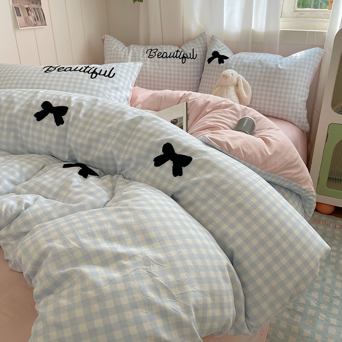 91家纺网 家纺一手货源 找家纺 桃心家居 2025新款A类亲肤舒适软糯云柔水洗棉奶油格子撞色毛巾绣猫咪蝴蝶结水洗棉系列四件套 云柔水洗棉-少女蝴蝶结蓝黑
