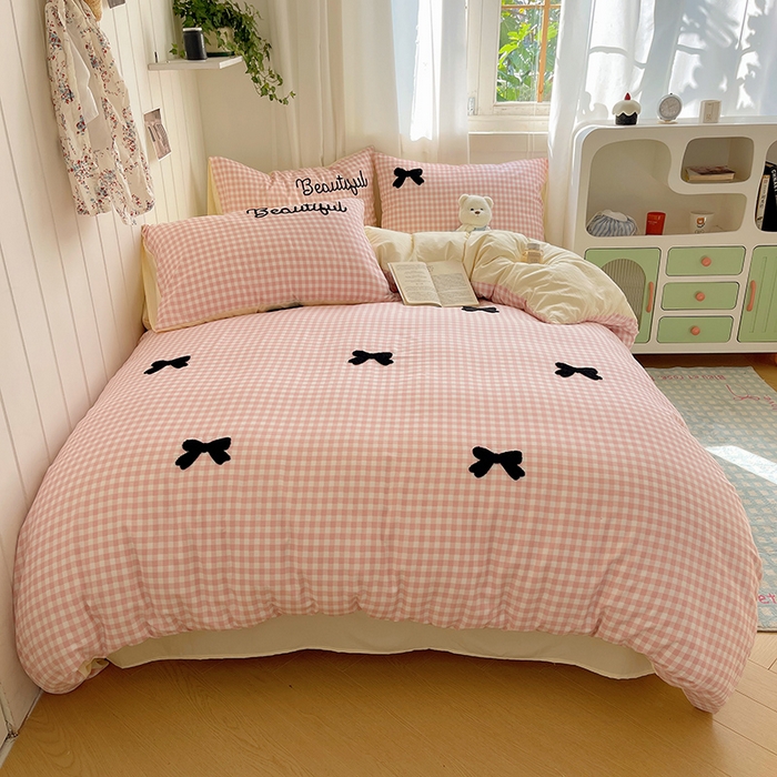 91家纺网 家纺一手货源 找家纺 桃心家居 2025新款A类亲肤舒适软糯云柔水洗棉奶油格子撞色毛巾绣猫咪蝴蝶结水洗棉系列四件套 云柔水洗棉-少女蝴蝶结粉黑