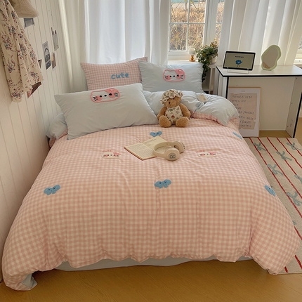 91家纺网 家纺一手货源 找家纺 （总）桃心家居 2025新款A类亲肤舒适软糯云柔水洗棉奶油格子撞色毛巾绣猫咪蝴蝶结水洗棉系列四件套