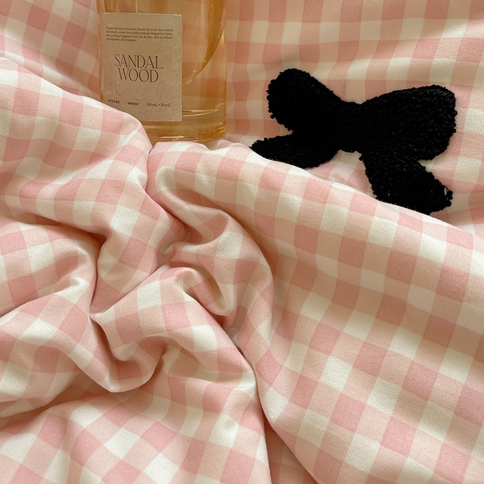 91家纺网 家纺一手货源 找家纺 桃心家居 2025新款A类亲肤舒适软糯云柔水洗棉奶油格子撞色毛巾绣猫咪蝴蝶结水洗棉系列四件套 云柔水洗棉-少女蝴蝶结粉黑