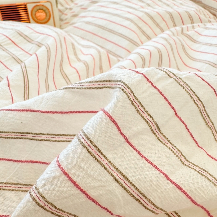 91家纺网 家纺一手货源 找家纺 简宜家居（朝初家纺） 2025新款色织小提花三角针款四件套 三角针粉灰条