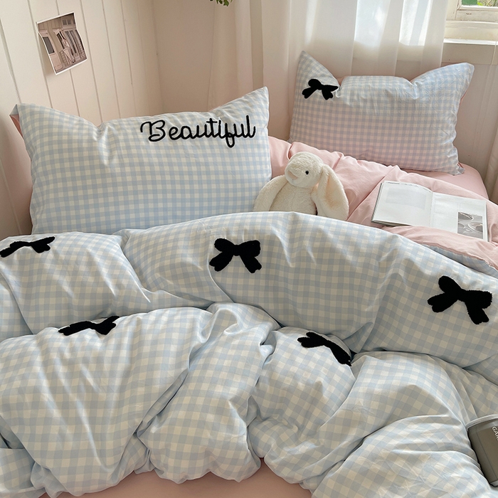 91家纺网 家纺一手货源 找家纺 桃心家居 2025新款A类亲肤舒适软糯云柔水洗棉奶油格子撞色毛巾绣猫咪蝴蝶结水洗棉系列四件套 云柔水洗棉-少女蝴蝶结蓝黑