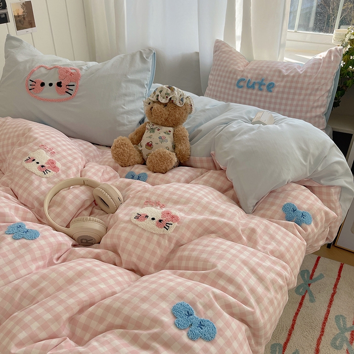 91家纺网 家纺一手货源 找家纺 桃心家居 2025新款A类亲肤舒适软糯云柔水洗棉奶油格子撞色毛巾绣猫咪蝴蝶结水洗棉系列四件套 云柔水洗棉-蝴蝶结猫咪粉蓝