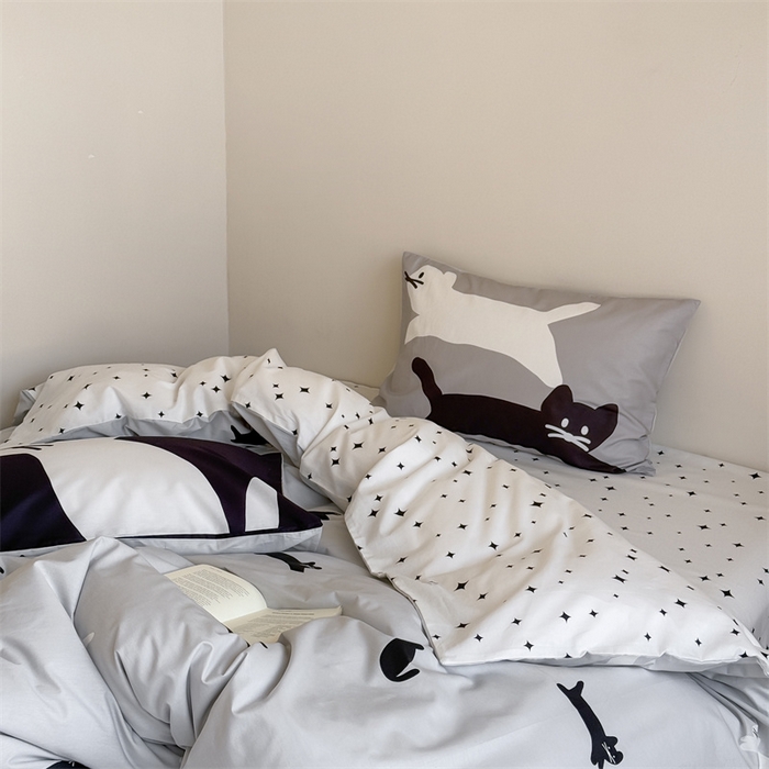 91家纺网 家纺一手货源 找家纺 窝米 2025新款全棉13370四件套 ins萌趣卡通风系列（花香熊猫、格汪梦） 猫影