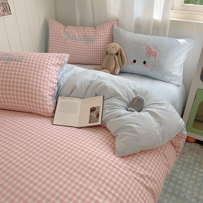 91家纺网 家纺一手货源 找家纺 （总）桃心家居 2025新款A类亲肤舒适软糯云柔水洗棉奶油格子撞色毛巾绣猫咪蝴蝶结水洗棉系列四件套