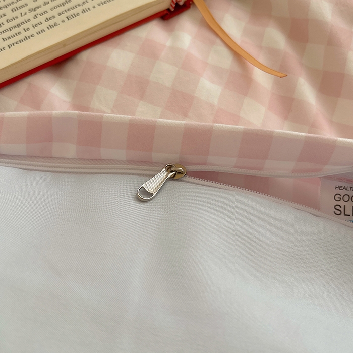 91家纺网 家纺一手货源 找家纺 桃心家居 2025新款A类亲肤舒适软糯云柔水洗棉奶油格子撞色毛巾绣猫咪蝴蝶结水洗棉系列四件套 云柔水洗棉-蝴蝶结猫咪粉蓝