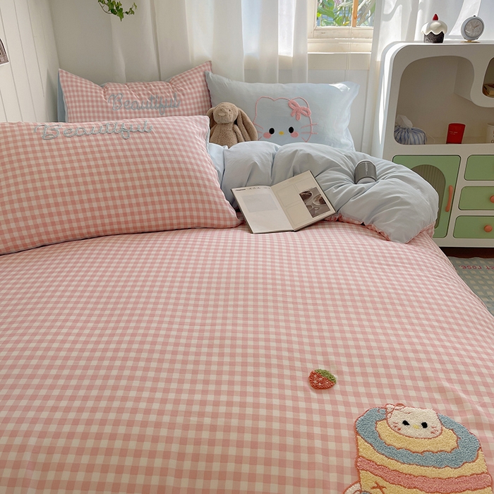 91家纺网 家纺一手货源 找家纺 桃心家居 2025新款A类亲肤舒适软糯云柔水洗棉奶油格子撞色毛巾绣猫咪蝴蝶结水洗棉系列四件套 云柔水洗棉-蛋糕猫咪粉蓝