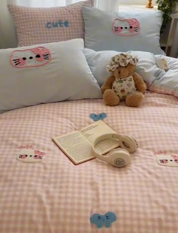 91家纺网 家纺一手货源 找家纺 桃心家居 2025新款A类亲肤舒适软糯云柔水洗棉奶油格子撞色毛巾绣猫咪蝴蝶结水洗棉系列四件套 云柔水洗棉-蝴蝶结猫咪粉蓝