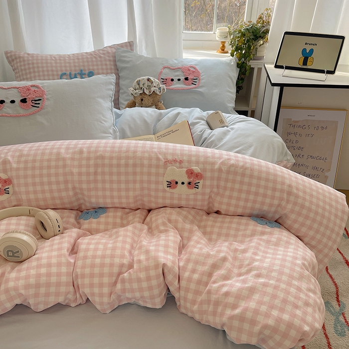 91家纺网 家纺一手货源 找家纺 桃心家居 2025新款A类亲肤舒适软糯云柔水洗棉奶油格子撞色毛巾绣猫咪蝴蝶结水洗棉系列四件套 云柔水洗棉-蝴蝶结猫咪粉蓝