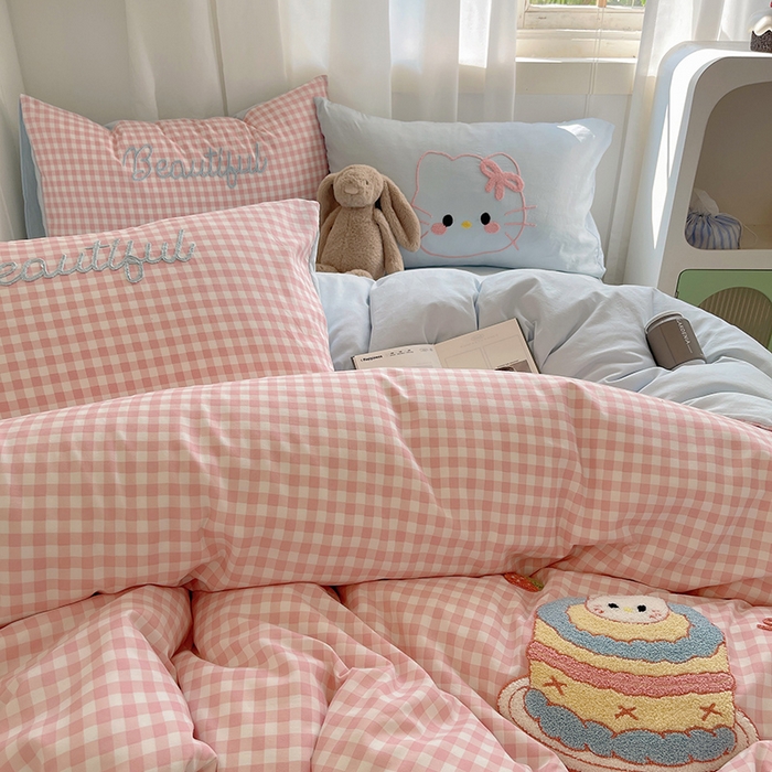 91家纺网 家纺一手货源 找家纺 桃心家居 2025新款A类亲肤舒适软糯云柔水洗棉奶油格子撞色毛巾绣猫咪蝴蝶结水洗棉系列四件套 云柔水洗棉-蛋糕猫咪粉蓝