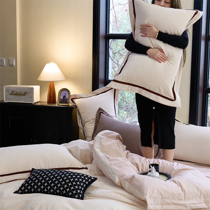 91家纺网 家纺一手货源 找家纺 久典家居 2025新款三层纱浮雕大提花织带贴边款四件套 玫瑰—白