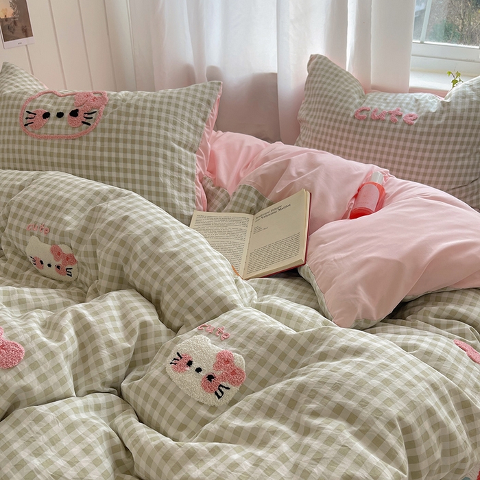 91家纺网 家纺一手货源 找家纺 桃心家居 2025新款A类亲肤舒适软糯云柔水洗棉奶油格子撞色毛巾绣猫咪蝴蝶结水洗棉系列四件套 云柔水洗棉-蝴蝶结猫咪绿粉