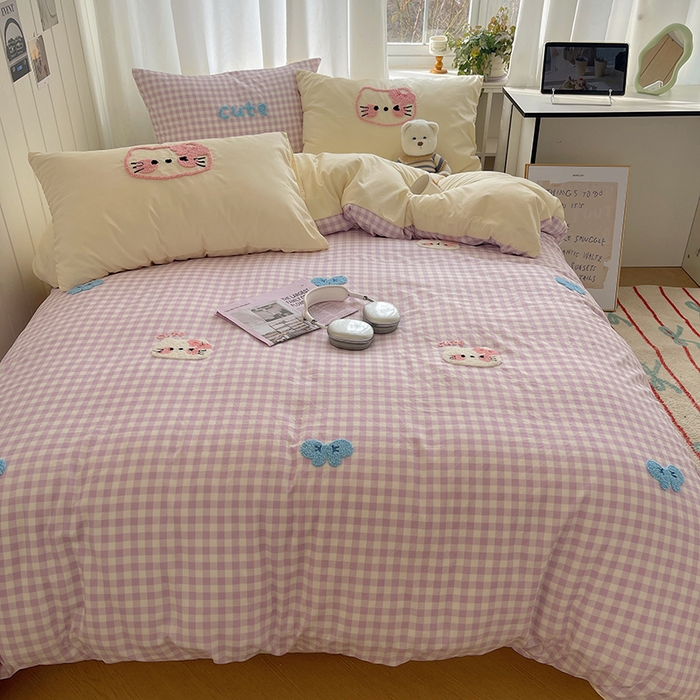 91家纺网 家纺一手货源 找家纺 桃心家居 2025新款A类亲肤舒适软糯云柔水洗棉奶油格子撞色毛巾绣猫咪蝴蝶结水洗棉系列四件套 云柔水洗棉-蝴蝶结猫咪紫黄