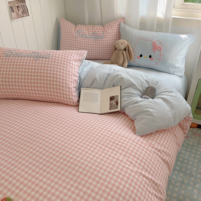 91家纺网 家纺一手货源 找家纺 桃心家居 2025新款A类亲肤舒适软糯云柔水洗棉奶油格子撞色毛巾绣猫咪蝴蝶结水洗棉系列四件套 云柔水洗棉-蛋糕猫咪粉蓝