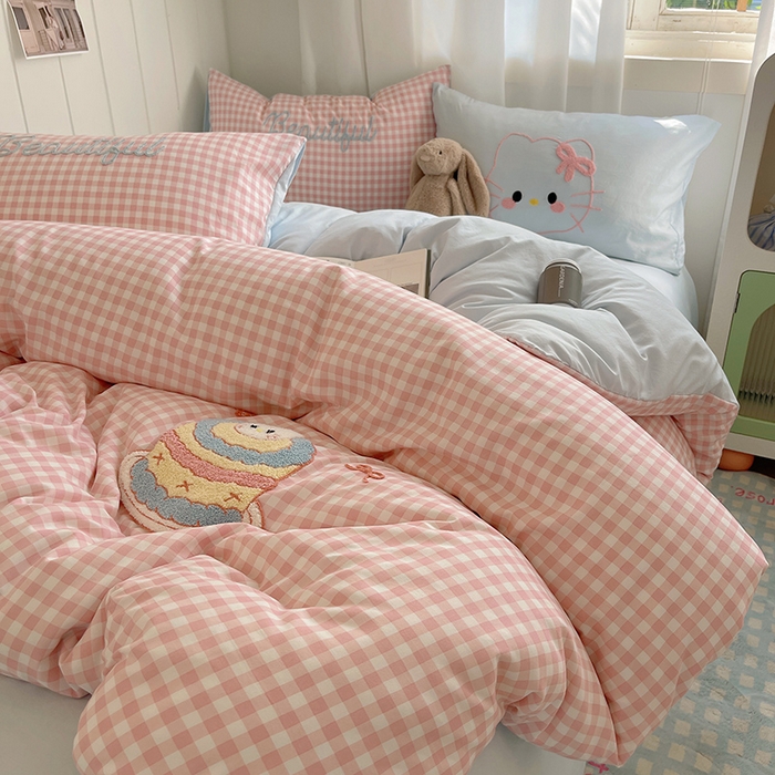 91家纺网 家纺一手货源 找家纺 （总）桃心家居 2025新款A类亲肤舒适软糯云柔水洗棉奶油格子撞色毛巾绣猫咪蝴蝶结水洗棉系列四件套