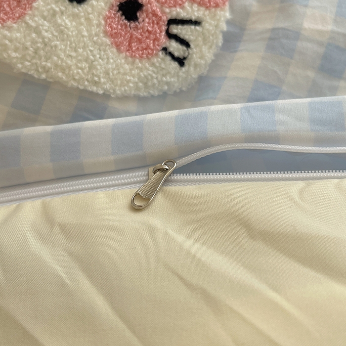 91家纺网 家纺一手货源 找家纺 桃心家居 2025新款A类亲肤舒适软糯云柔水洗棉奶油格子撞色毛巾绣猫咪蝴蝶结水洗棉系列四件套 云柔水洗棉-蝴蝶结猫咪蓝黄