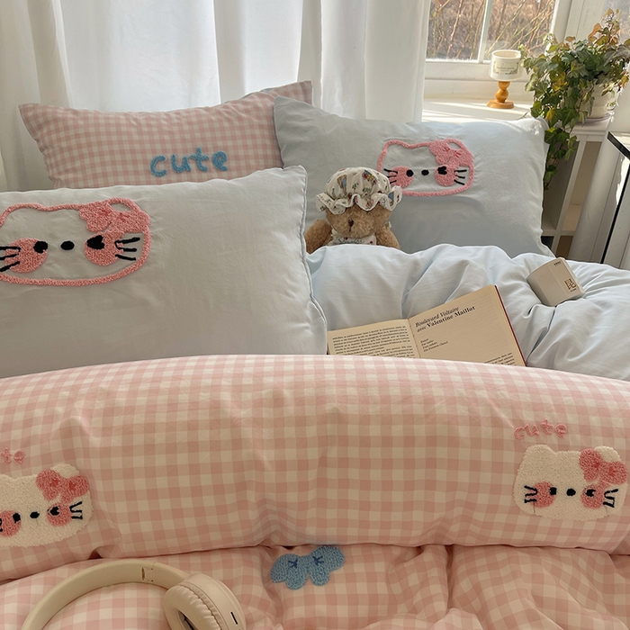 91家纺网 家纺一手货源 找家纺 桃心家居 2025新款A类亲肤舒适软糯云柔水洗棉奶油格子撞色毛巾绣猫咪蝴蝶结水洗棉系列四件套 云柔水洗棉-蝴蝶结猫咪粉蓝