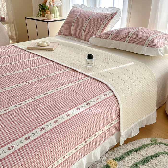 91家纺网 家纺一手货源 找家纺 岚吉 2025新款40支133*72全棉斜纹夹棉绗缝小花边床盖 初遇-粉