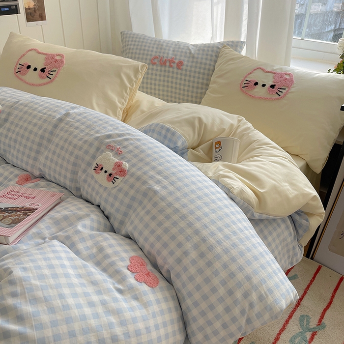 91家纺网 家纺一手货源 找家纺 桃心家居 2025新款A类亲肤舒适软糯云柔水洗棉奶油格子撞色毛巾绣猫咪蝴蝶结水洗棉系列四件套 云柔水洗棉-蝴蝶结猫咪蓝黄