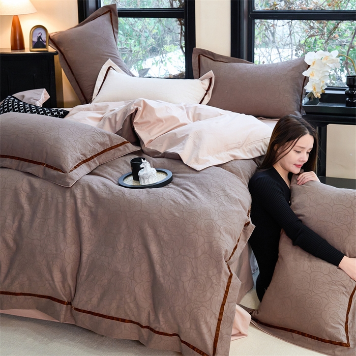 91家纺网 家纺一手货源 找家纺 久典家居 2025新款三层纱浮雕大提花织带贴边款四件套 玫瑰—咖