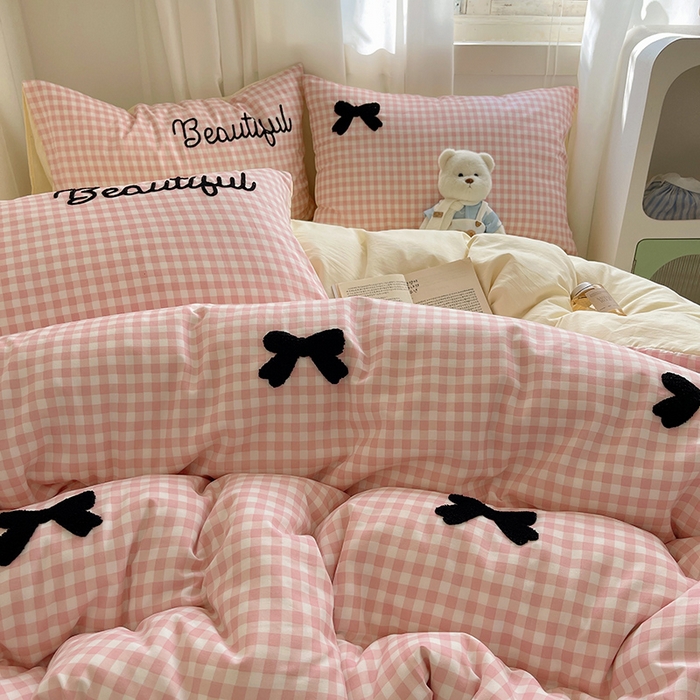 91家纺网 家纺一手货源 找家纺 桃心家居 2025新款A类亲肤舒适软糯云柔水洗棉奶油格子撞色毛巾绣猫咪蝴蝶结水洗棉系列四件套 云柔水洗棉-少女蝴蝶结粉黑
