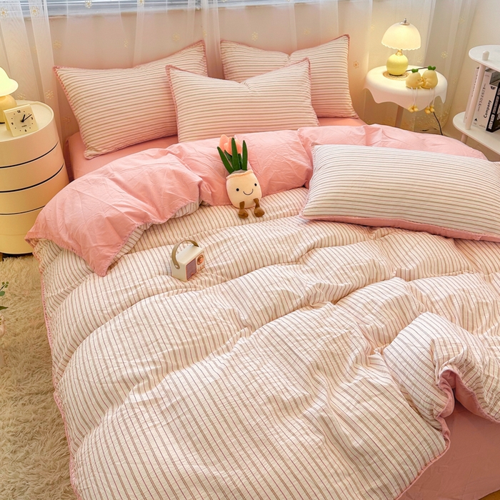 91家纺网 家纺一手货源 找家纺 简宜家居（朝初家纺） 2025新款色织小提花三角针款四件套 三角针粉灰条