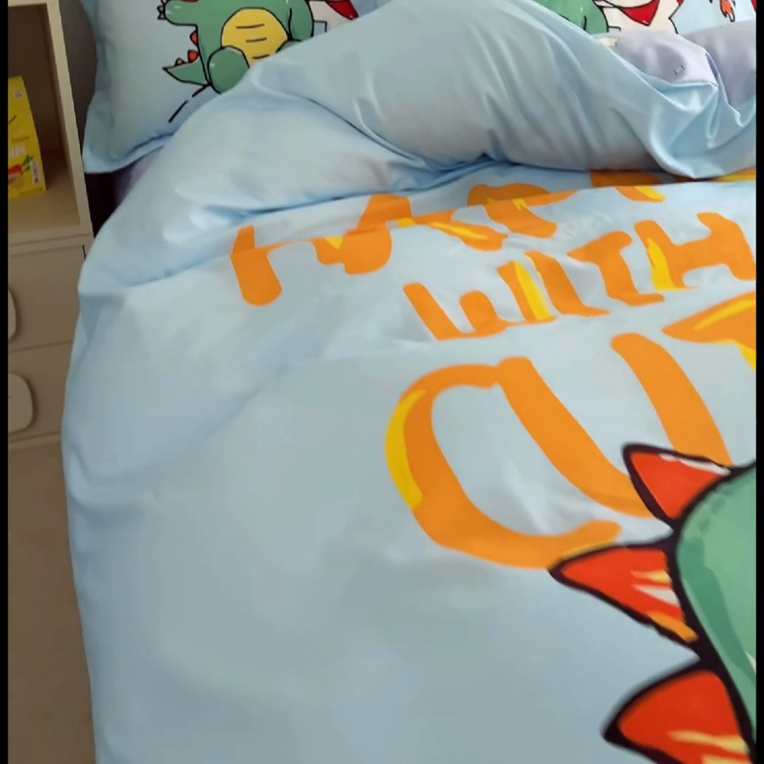 91家纺网 家纺一手货源 找家纺 浩诚 2025新款全棉大版卡通太空人宇航员小恐龙小汽车系列纯棉四件套-提供买家秀 恐龙小伙伴