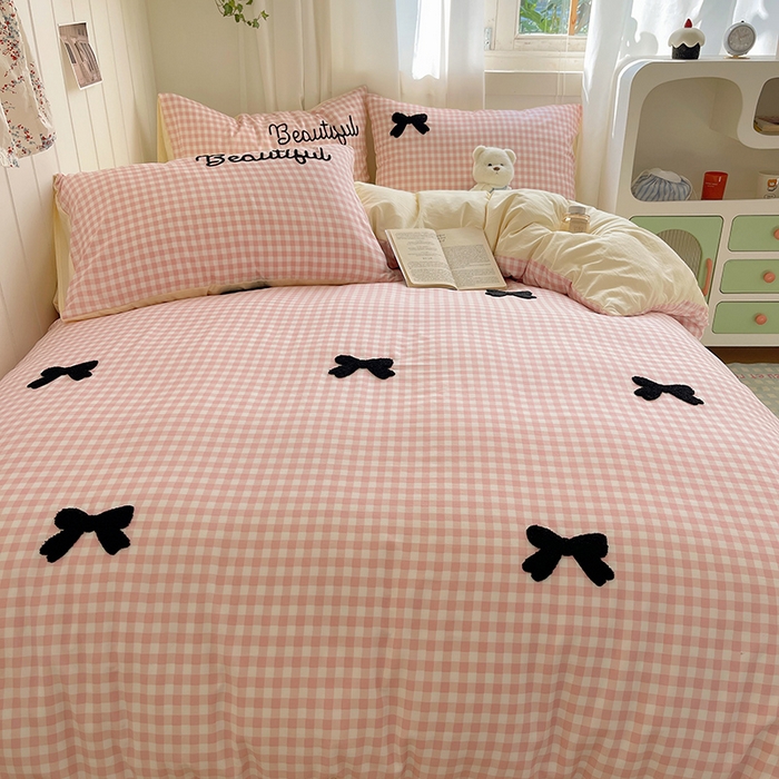 91家纺网 家纺一手货源 找家纺 桃心家居 2025新款A类亲肤舒适软糯云柔水洗棉奶油格子撞色毛巾绣猫咪蝴蝶结水洗棉系列四件套 云柔水洗棉-少女蝴蝶结粉黑