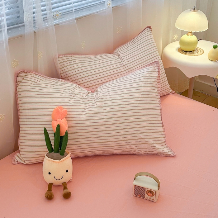 91家纺网 家纺一手货源 找家纺 简宜家居（朝初家纺） 2025新款色织小提花三角针款四件套 三角针粉灰条