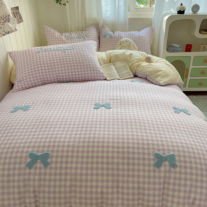 91家纺网 家纺一手货源 找家纺 桃心家居 2025新款A类亲肤舒适软糯云柔水洗棉奶油格子撞色毛巾绣猫咪蝴蝶结水洗棉系列四件套 云柔水洗棉-少女蝴蝶结紫蓝