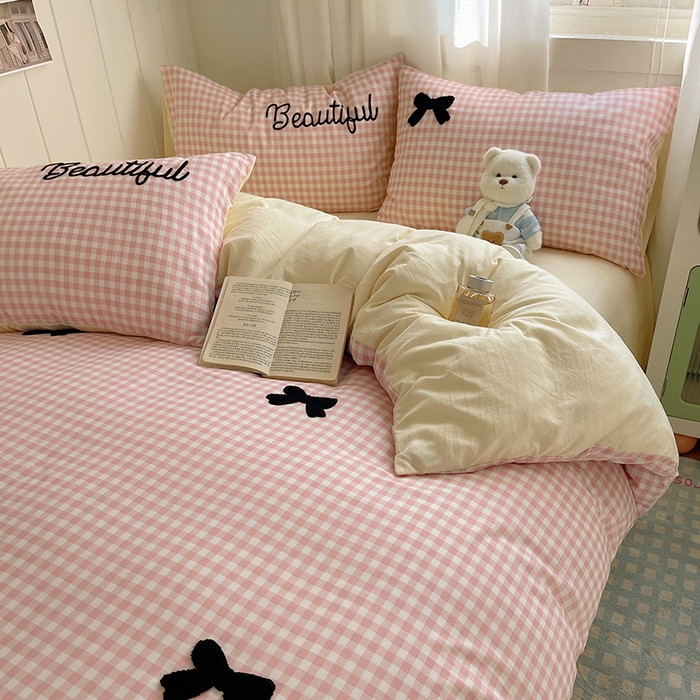 91家纺网 家纺一手货源 找家纺 桃心家居 2025新款A类亲肤舒适软糯云柔水洗棉奶油格子撞色毛巾绣猫咪蝴蝶结水洗棉系列四件套 云柔水洗棉-少女蝴蝶结粉黑