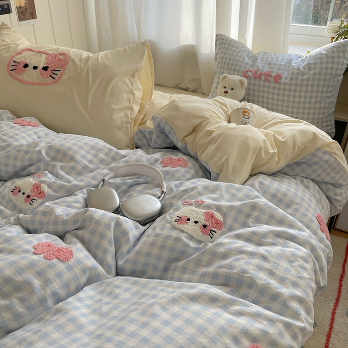 91家纺网 家纺一手货源 找家纺 桃心家居 2025新款A类亲肤舒适软糯云柔水洗棉奶油格子撞色毛巾绣猫咪蝴蝶结水洗棉系列四件套 云柔水洗棉-蝴蝶结猫咪蓝黄