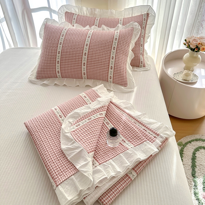 91家纺网 家纺一手货源 找家纺 岚吉 2025新款40支133*72全棉斜纹夹棉绗缝小花边床盖 初遇-粉