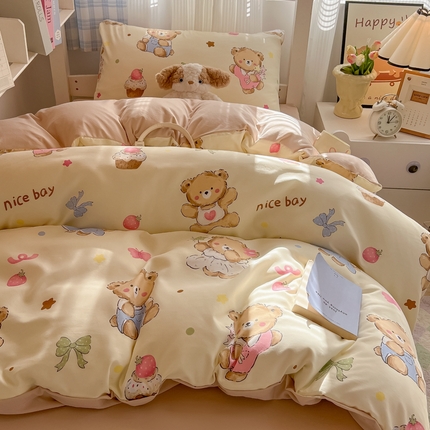 91家纺网 家纺一手货源 找家纺 韩巢家纺 2025新款学生宿舍上下铺印花被套床单三件套 草莓奶熊