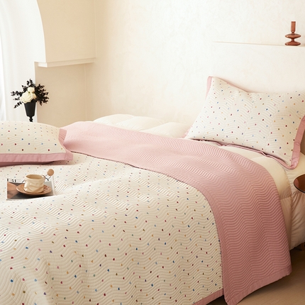 91家纺网 家纺一手货源 找家纺 （总）莎果家纺 2025新款60支%100纯棉高克重宝宝绒小米粒刺绣床盖