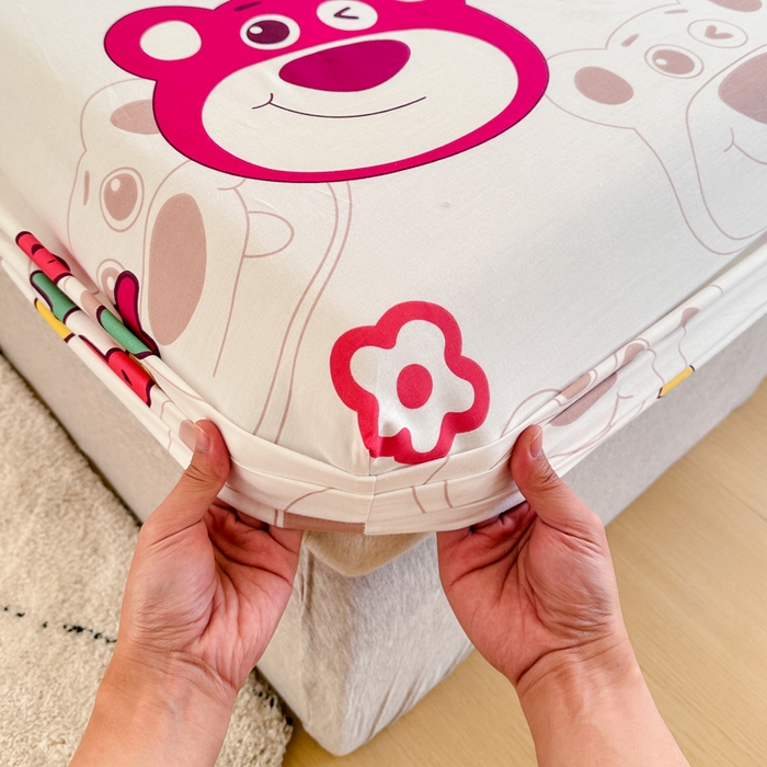 91家纺网 家纺一手货源 找家纺 棉造家居 2025新款亲肤舒适全棉纯棉印花单床笠 草莓熊熊