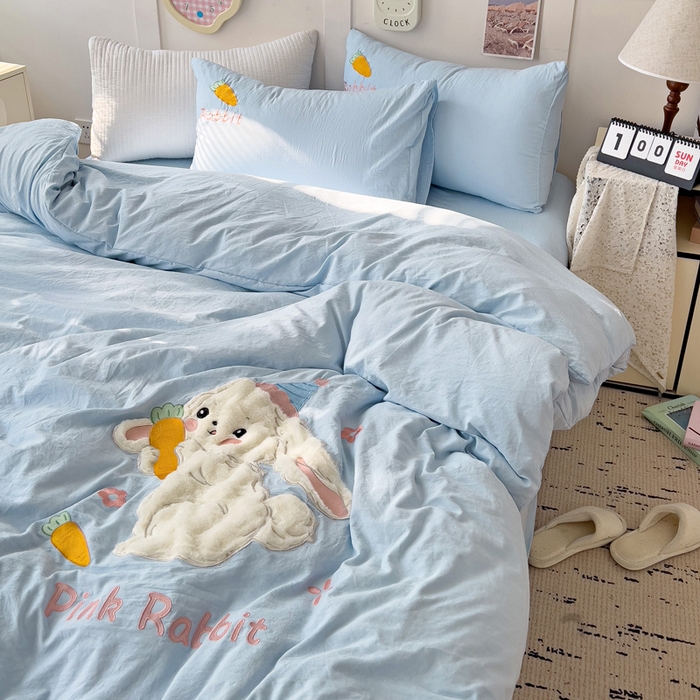 91家纺网 家纺一手货源 找家纺 水墨江南 2025新款超柔水洗棉贴布绣四件套 萝卜兔蓝