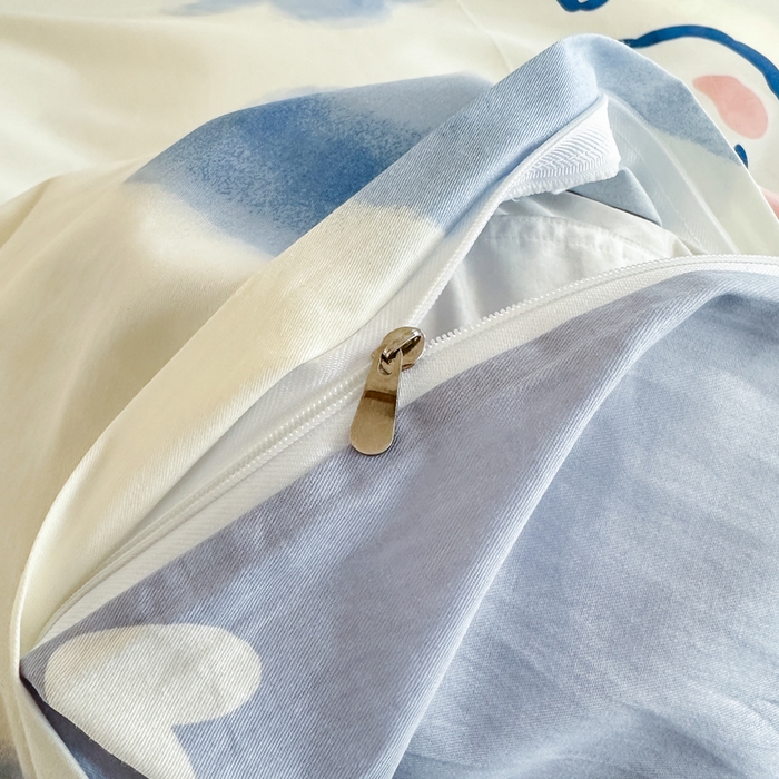 91家纺网 家纺一手货源 找家纺 棉造家居 2025新款亲肤舒适全棉纯棉印花系列三/四件套 晴天小兔