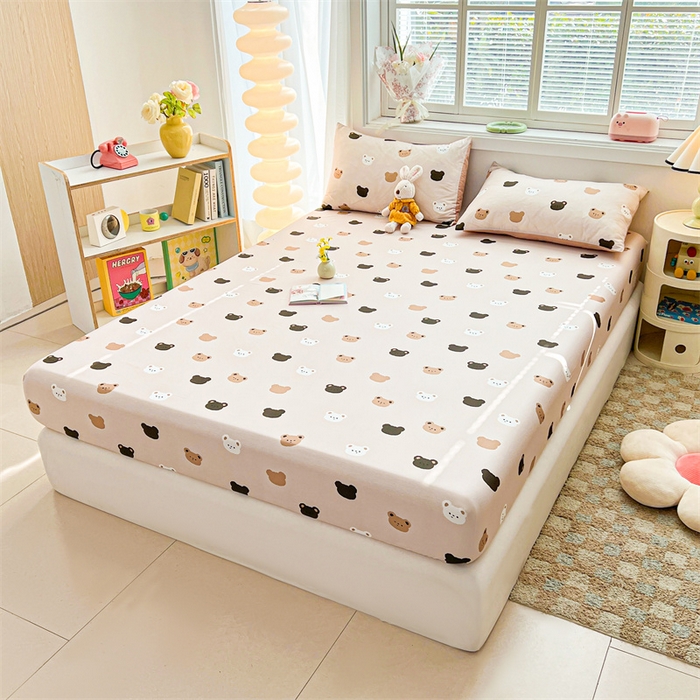 91家纺网 家纺一手货源 找家纺 雯豆2025春夏新品全棉床笠三件套学生成人印花纯棉床罩 全棉床笠-饼干熊