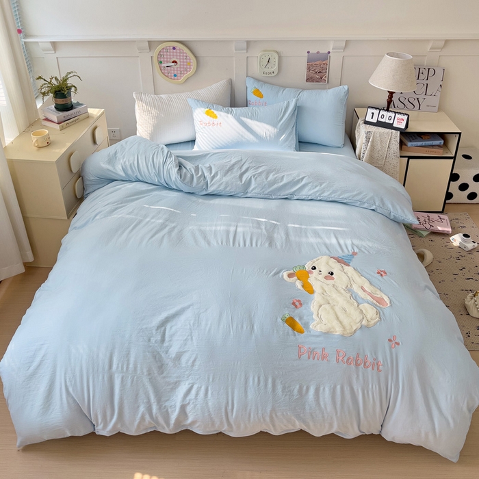 91家纺网 家纺一手货源 找家纺 水墨江南 2025新款超柔水洗棉贴布绣四件套 萝卜兔蓝