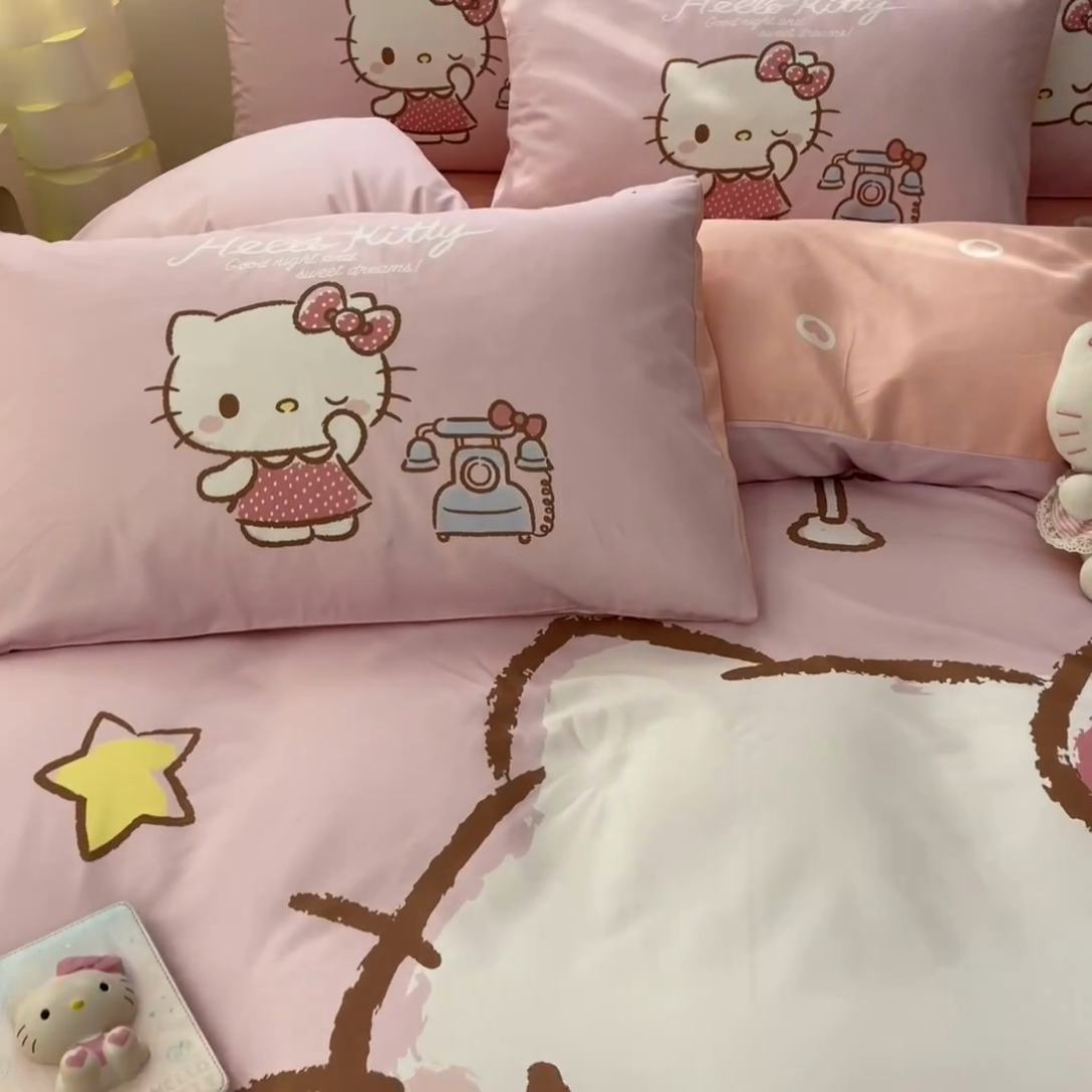 91家纺网 家纺一手货源 找家纺 博雅 2025新款三丽鸥大版印花全棉四件套专版花型 全棉大版（升级款信封枕）情书KT猫