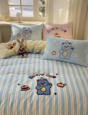 91家纺网 家纺一手货源 找家纺 美乐迪家纺 2025新款休闲风系列全棉毛巾绣四件套 派对猫咪