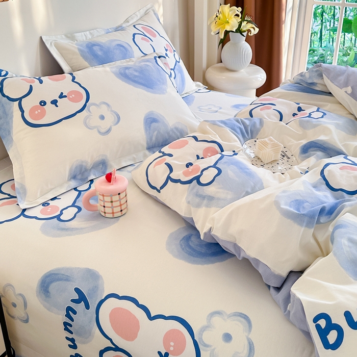 91家纺网 家纺一手货源 找家纺 棉造家居 2025新款亲肤舒适全棉纯棉印花系列三/四件套 晴天小兔