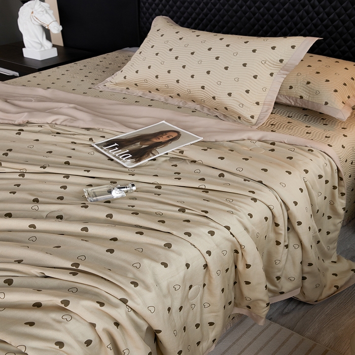 91家纺网 家纺一手货源 找家纺 莎果 2025春夏莫代尔印花高温砂洗床盖三件套四件套 倾心-咖