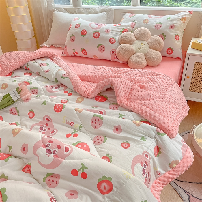 91家纺网 家纺一手货源 找家纺 云家 2025新款豆豆绒被子被芯夏凉被空调被四季被 草莓小熊