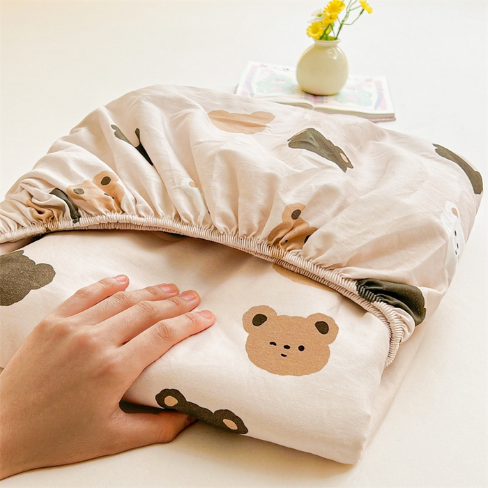 91家纺网 家纺一手货源 找家纺 雯豆2025春夏新品全棉床笠三件套学生成人印花纯棉床罩 全棉床笠-饼干熊