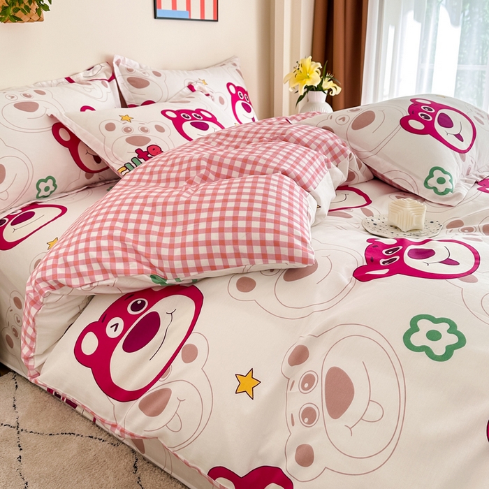 91家纺网 家纺一手货源 找家纺 棉造家居 2025新款亲肤舒适全棉纯棉印花系列三/四件套 草莓熊熊